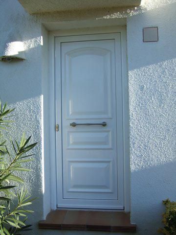 ALUMINIS JORDI puerta principal blanca